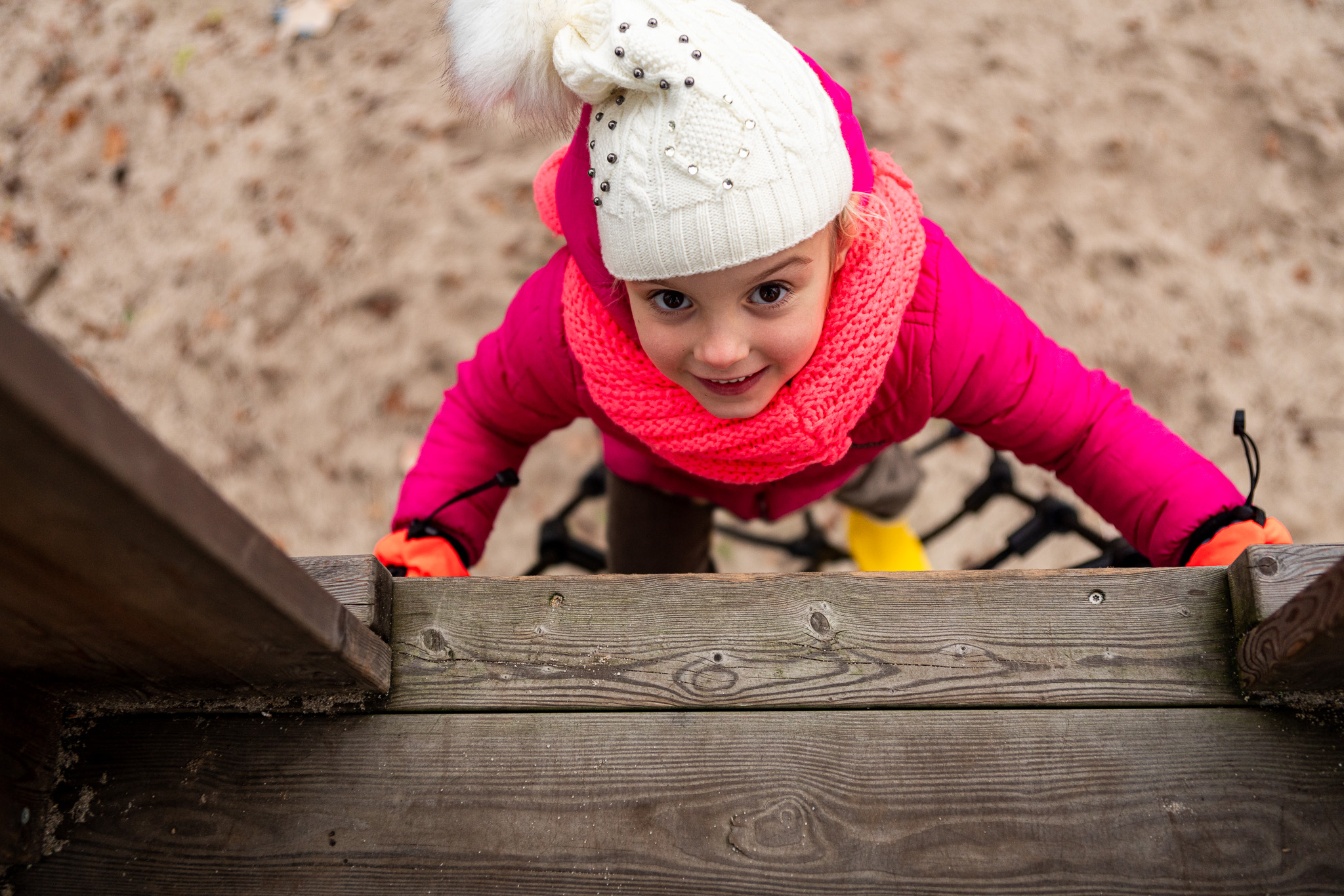 Buitenspelen in de winter Kind in de winter aan het spelen